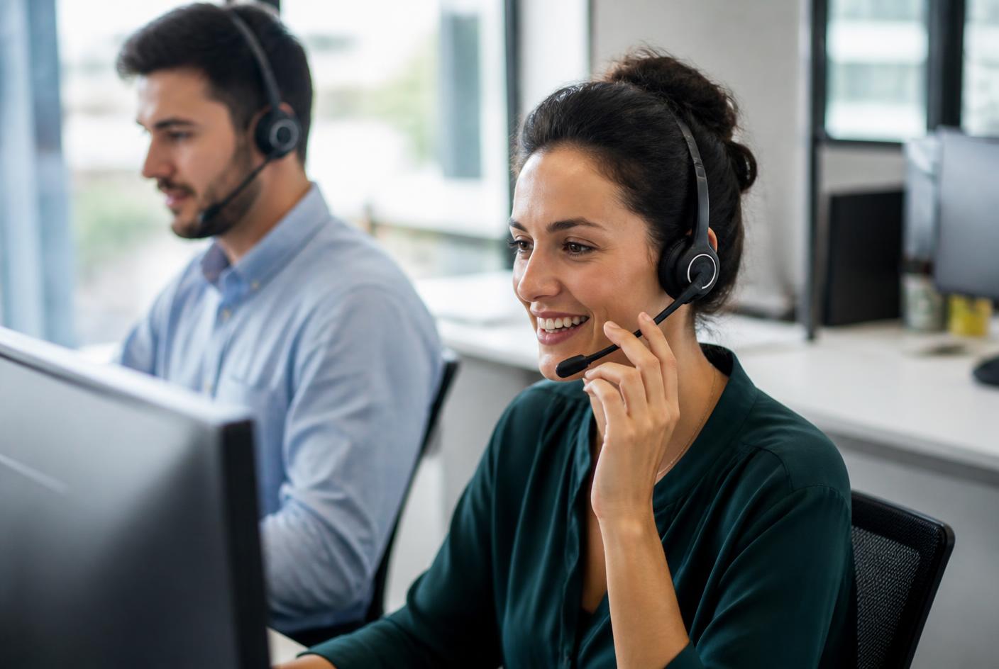 Operatori del servizio clienti Apollo Capital al telefono con i clienti